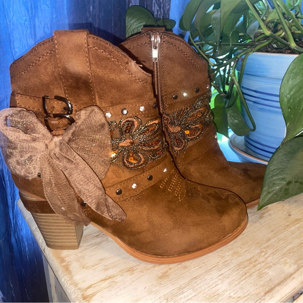 Pierre Dumas Tan Ankle Boots with Bow and Studs - 8
